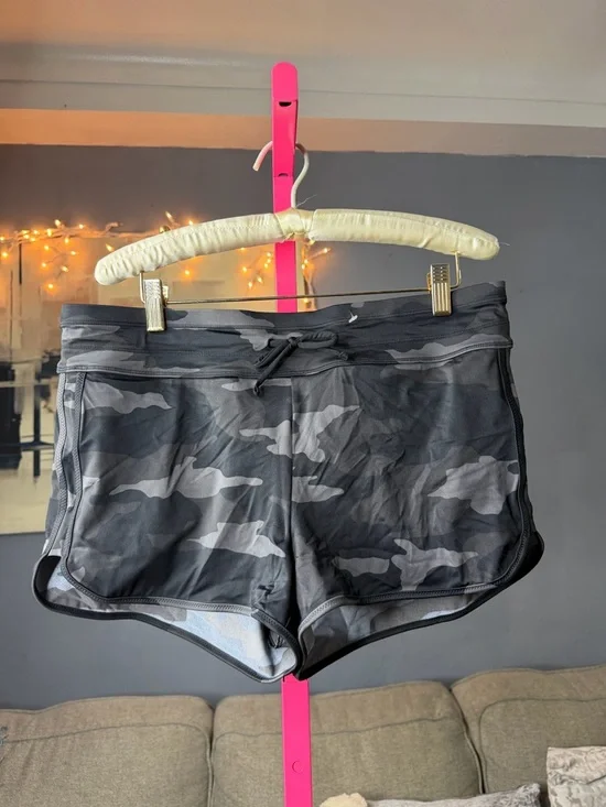 Athleta Freestyle Camo Surge Shorts size Medium - Picture 2 of 6